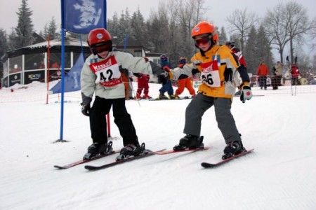 Die „Formel Eins auf Eis“ und der Snowboard-Weltcup treffen auf ein festliches Winterdorf und Action für Kids. Foto: Ferienwelt Winterberg