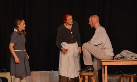 Annis Vater wird von den Nazis verprügelt, Anni ist völlig verstört, ihre Mutter versucht in dieser Phase noch zu beschwichtigen