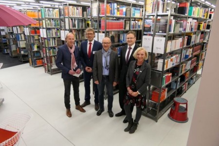 Den neuen Vorstand des Fördervereins Mindener Innovations- und Technologieinitiative bilden (von links): Prof. Dr. Michael Mohe (FH Bielefeld - Campus Minden, stellv. Vorsitzender), Bürgermeister Michael Jäcke (Stadt Minden, stellv. Vorsitzender), der ehemalige Bürgermeister Michael Buhre (MEW-Aufsichtsratsmitglied, Vorsitzender), Ingo Linnenbrügger (Sparkasse Minden-Lübbecke, Kassenwart) und Sigrun Lohmeier (Wirtschaftsförderung Stadt Minden, Geschäftsführerin).