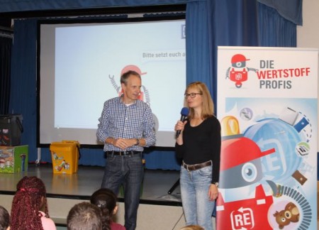 : Regine Lükermann vom Kreis Lippe und Schulleiter Stefan Fromme begrüßen die Schüler zu ihrer "Ausbildung" zu Wertstoffprofis.
