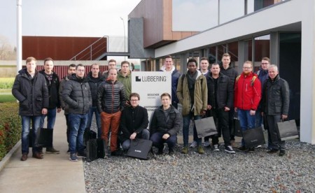 Werksbesichtigung: Studierende der Hochschule Hamm-Lippstadt und Prof. Dr.-Ing. Jürgen Krome (1. von rechts) besuchten die Firma LÜBBERING in Herzebrock.