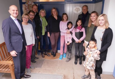 von links (Erwachsene, Kindernamen werden nicht genannt): Martin Stodolka (Hauptabteilungsleiter Marketing / Kundenbindung Dr. Oetker), Astrid Gökemeier (Pädagogin SOS-Kinderdorf Lippe), Eike Menzel (Pädagoge SOS-Kinderdorf Lippe), Ludger Merschmann (Pädagoge SOS-Kinderdorf Lippe), Annette Meyer-Neumann (Pädagogin SOS-Kinderdorf Lippe), Agnes Loenneker (Pädagogin SOS-Kinderdorf Lippe), Dr. h.c. August Oetker (Beiratsvorsitzender und Gesellschafter der Dr. August Oetker KG), Annika Rempel (Pädagogin SOS-Kinderdorf Lippe), Jennifer Weskott (Pädagogin SOS-Kinderdorf Lippe).