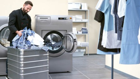 Alleskönner in der Hotelwäscherei: Miele-Waschmaschine der neuesten Generation, die 2017 auf den Markt gekommen ist. Sie lässt sich komfortabel bedienen, ermöglicht effizientes Arbeiten.Foto:Miele