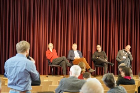 Fragen aus dem Publikum an Dipl. Psychologen Alexander Frohn (2.v.l. auf dem Podium)