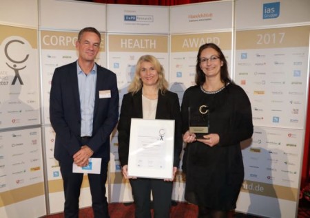  (EuPD Research Sustainable Management GmbH): (v. l.) Thomas Holm, Leiter des Gesundheitsmanagements bei der Techniker Krankenkasse, überreichte den Preis an Diana Riedel und Sandra Bischof.