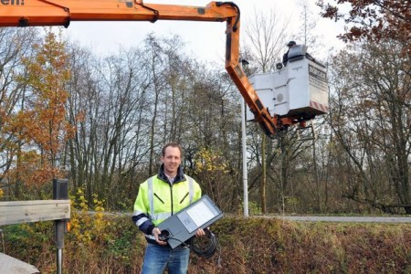 Karsten Knöbel (vorne) und Heinz Blankert (im Hubsteiger) von der Firma Börger Elektrotechnik haben insgesamt zwölf Laternenköpfe zwischen Hauptstraße und Am Werl installiert.