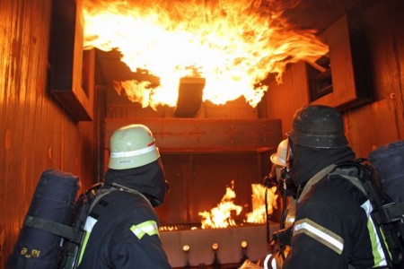 Einsatzübung in der Brandsimulationsanlage (Foto: Rolf Meier, Kreis Paderborn)