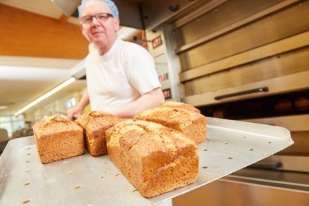 Das Team der Kiebitzhof-Bäckerei freut sich über die Auszeichnung durch den Bioland Verband.