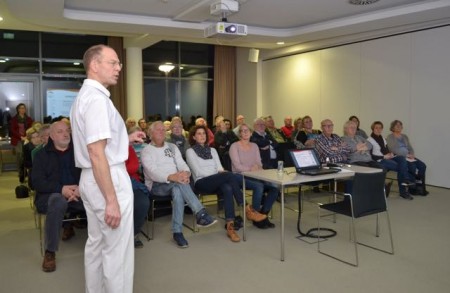 Chefarzt Prof. Joachim Mellert (l.) referierte über Funktionsstörungen der Schilddrüse und über operative Behandlungsmöglichkeiten.