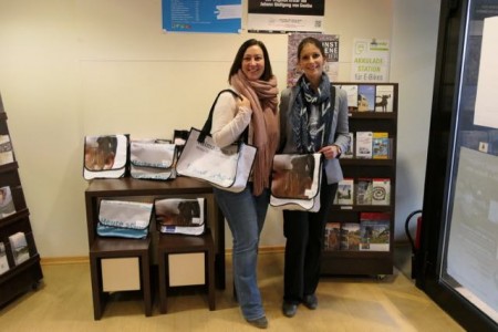 Kerstin Pahnke und Miriam Canfora freuen sich über die Taschen