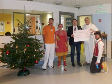 Schenken kleinen Patienten ein Lachen: Dr. Günther Golla (Oberarzt der Klinik für Kinder- und Jugendmedizin), Clown Mimi, Landrat Dr. Axel Lehmann, Ewald Gancer (Vereinsvorsitzender cultur-tupfer e.V.) und Clown Mox (v.l.) bei der Scheckübergabe. Quelle: Klinikum Lippe