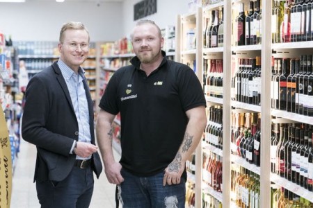 Das Ergebnis kann sich mehr als sehen lassen. Eugen Hertel (r.) in seinem neuen „Elli-Markt“ im Zentrum von Wewelsburg mit Michael Kubat, Wirtschaftsförderung Stadt Büren