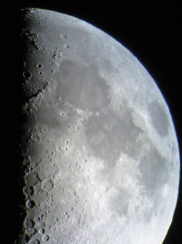 Bei klarem Himmel kann der Mond mit seinen Kratern beobachtet werden.