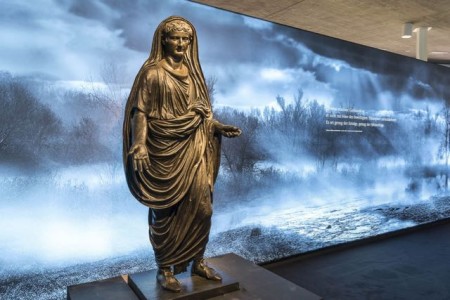 Ausstellung "Triumph ohne Sieg" im Römermuseum: Bronzestatue des Tiberius aus Herculaneum. Foto: LWL/ Arendt