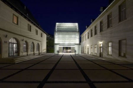 Im ehemaligen Kloster Wedinghausen, welches heute unter anderem das Stadtarchiv beherbergt, erklingen Saxophon-Improvisationen zu Chormusik a cappella und mit Orgelbegleitung. Copyright: © Jörg Hempel