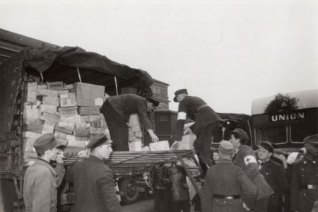 Abholen von Liebesgaben und Verteilung durch das DRK, 1945 (Foto: © DRK Ortsverein Minden)