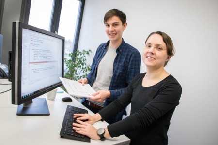 Johannes Späth und Dr. Claudia Priesterjahn entwickeln am Fraunhofer IEM gemeinsam mit Oracle Programme, die Softwarefehler systematisch finden. 