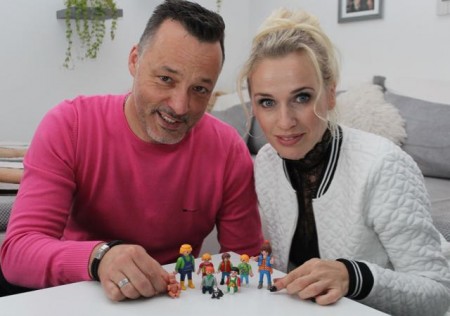 Andrea und Reiner Müller im Gespräch mit Lara Hufnagel (rechts) vom Pflegekinderdienst der Stadt Gütersloh, die die Familie berät.