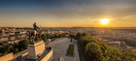 Blick von Vitkóv auf Prag. Das Nationaldenkmal entstand ab 1928, das Reiterstandbild des Hussitenführers Jan Žižka 1950. Foto: CzechTourism/UPVISION