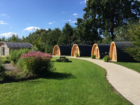 Camping Pods werden die halbrunden Holzfässer genannt .Copyright: © Gartenschaupark Rietberg GmbH