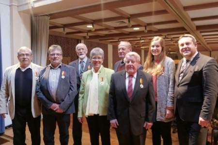  Landrat Dr. Axel Lehmann mit den Preisträgern des Lippischen Ehrenrings: Johannes Forthaus, Reinhold Hohaus und Liz Steiner (hinten v.l.) sowie Isa Tumani, Walter Follmann, Brigitte Grosche und Friedhelm Potthoff (vorne v.l.).