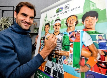  Weltstar Roger Federer ist wieder die Nummer eins der Tennis-Welt und will auch bei den 26. GERRY WEBER OPEN seine beeindruckende Rekordjagd fortsetzen. „Die Begeisterung hier ist immer sehr groß. Was den Zuschauern neben dem Tennis geboten wird, das ist beispiellos. Insgesamt hat das Turnier eine sehr persönliche Note, die die Handschrift der Familie Weber trägt“, sagte der Schweizer bei einem Mediengespräch in Rotterdam. © GERRY WEBER OPEN (HalleWestfalen)