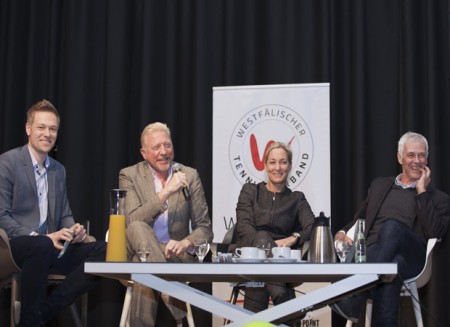 Boten den über 450 Vereinsvertretern auf dem Westfälischen Tennisverbandstag in Kamen eine unterhaltsame Talkrunde mit (von links). Felix Grewe (DTB-Pressesperecher), Boris Becker, Barbara Rittner und Klaus Eberhard (DTB-Sportdirektor). © Lana Roßdeutscher