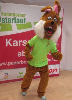 Steht bereits in den Startlöchern: Maskottchen Paola ist bereit für den 72. Paderborner Osterlauf. Foto: © J. Merten
