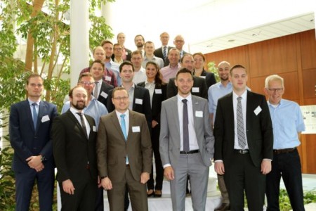 Das Projektkonsortium nach erfolgreichem Abschluss des Meilensteins mit Projektleiter Prof. Dr.-Ing. Jürgen Gausemeier (rechts).Foto (Universität Paderborn Heinz Nixdorf Institut)