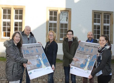 Vorbesprechung vom Organisationsteam „Europa in Büren“ im Rathaus-Innenhof: Kerstin Salerno, Touristik-Gemeinschaft und Stadt Büren, Klaus „Tinte“ Albracht, Gastronom, Marianne Witt-Stuhr, Stadtmarketing Büren, Moritz Becker, Initiator Geocaching-Events in Büren, Markus Gründel, Blogger, Buchautor und Geocacher, Franziska Holzfuß, Stadt Büren (fehlt: Tobias Bogusch). Foto: © Stadt Büren