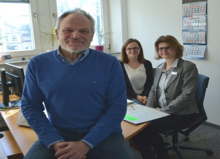 (von links) Schöffe Herbert Fischer mit den Ansprechpartnerinnern bei der Stadt, Helene Klassen und Michaela Ohlendorf. Foto: © Stadt Lemgo