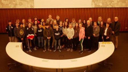 Ein Besuch mit Tradition: (hinten rechts) Englischlehrer Michael Brayley, Karin Delbrügge und Walburga Haberstroh vom Bereich Städtepartnerschaften, Karsten Stephan, (vorne rechts) Monika Paskarbies, die englischen Kollegen Jo Webb, Kerry Dalton und Andrew Burrows und die Schülerinnen und Schüler des Städtischen Gymnasiums mit ihren Austauschgeschwistern aus Broxtowe freuen sich über die lebendige Städtepartnerschaft.