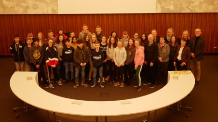 Ein Besuch mit Tradition: (hinten rechts) Englischlehrer Michael Brayley, Karin Delbrügge und Walburga Haberstroh vom Bereich Städtepartnerschaften, Karsten Stephan, (vorne rechts) Monika Paskarbies, die englischen Kollegen Jo Webb, Kerry Dalton und Andrew Burrows und die Schülerinnen und Schüler des Städtischen Gymnasiums mit ihren Austauschgeschwistern aus Broxtowe freuen sich über die lebendige Städtepartnerschaft.