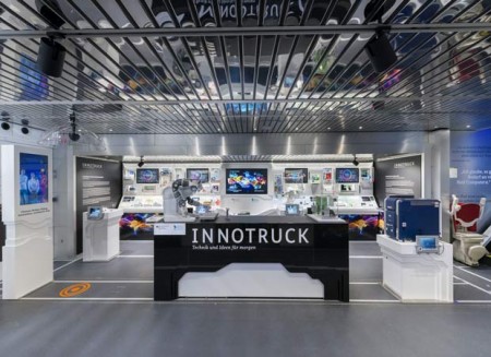 Der mobile Ausstellungsraum im Erdgeschoss des InnoTrucks zeigt rund 80 verschiedene Exponate zu wichtigen Zukunftstechnologien. Foto: © Daniel Wintzheimer 