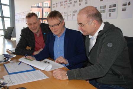 Jury Brückenwettbewerb 2018 (v.l.): Dipl.-Ing. Georg Wiemann, Juryvorsitzender, Dipl.-Ing. Axel Springsfeld und Prof. Dipl.-Ing. Balthasar Gehlen bewerten die Wettbewerbsbeiträge.