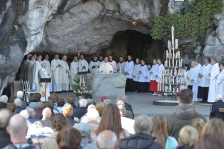 In Lourdes werden die Pilger aus dem Erzbistum Paderborn über Palmsonntag wieder zahlreiche Gottesdienste feiern, insbesondere an der Grotte von Massabielle (Foto aus 2017). Foto: Malteser/Bauer