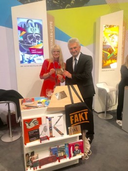 NRW-Wirtschaftsminister Prof. Dr. Andreas Pinkwart am ITB-Stand mit LWL-Kulturdezernentin Dr. Barbara Rüschoff-Parzinger. Foto: LWL