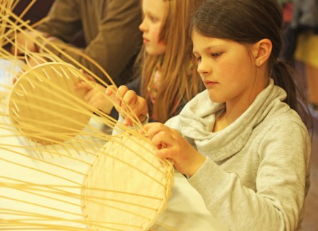 An den Feiertagen können Kinder im LWL-Freilichtmuseum Detmold wieder fleißig Osterkörbchen flechten. Foto: © LWL/Jähne