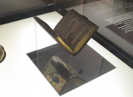 Große Kunstfertigkeit in kleinem Format: Das Gebetbuch aus dem 16. Jahrhundert ist eins der Schmuckstücke, die ab dem 18. März im Kloster Dalheim zu sehen sind. Foto: © LWL/Helga Fabritius