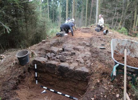 Die Archäologen haben bereits die massiv gemauerte Esse der Schmiede freigelegt. Foto: © LWL/Wolpert