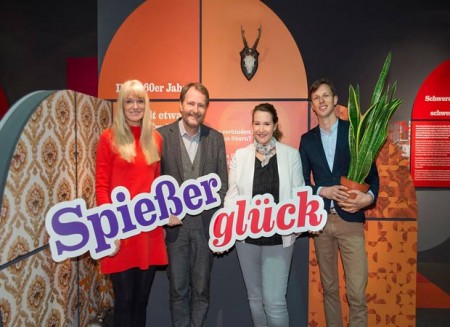 Stellten die Ausstellung "Raus aus dem Spießerglück" im LWL-Freilichtmuseum Detmold vor (v. l.): LWL-Kulturdezernentin Dr. Barbara Rüschoff-Parzinger, LWL-Museumsdirektor Prof. Dr. Jan Carstensen und die beiden Ausstellungskuratoren Janina Raub und Mathis Kleinitz. Foto: © LWL/Hesterbrink/Pölert