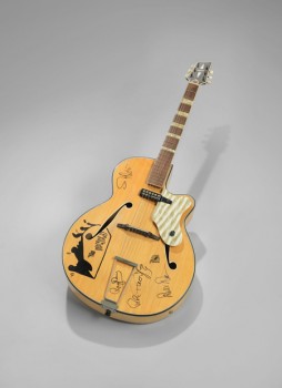 Rock-n-Roll-Musik in Form einer Kinks-Gitarre steht in der Ausstellung dem Schlager gegenüber. Foto: © LWL/Hesterbrink/Pölert