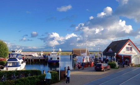 Ob Hafenrundfahrt, Bootsverleih, Kultur, Natur oder Gastronomie - maritime Vielfalt am Bodden bietet der Zingster Hafen. Foto: Klaus Ottenberg