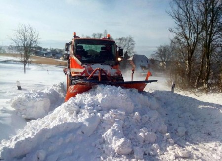 Ohne Räumfahrzeuge geht nichts: Schneeverwehungen blockierten am Wochenende zahlreiche Straßen in Nordlippe, wie hier die Hummerbrucher Straße im Extertal kurz hinter Alverdissen.  Foto: © Kreis Lippe