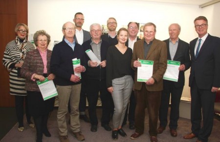 „Piloten“ für Flughafenrundfahren: Zertifizierte Stadtführer mit ihren „Ausbildern“ und Andreas Kimpel (r.), der die Zertifikate übergab.