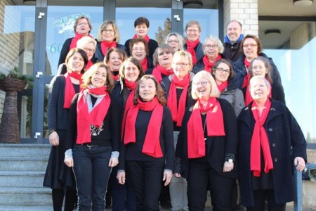 Viel Freude hatten die Sängerinnen vom Internationalen Frauenchor beim diesjährigen Workshop mit dem Chorchoach Rainer Stemmermann (hinten rechts).
