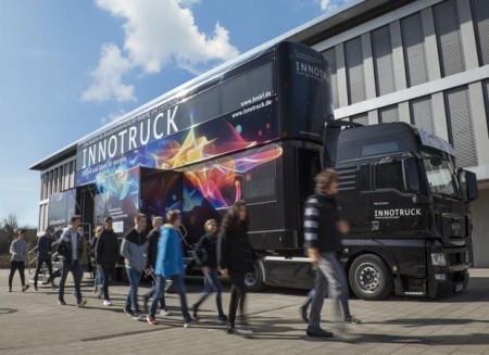 Der InnoTruck des Bundesforschungsministeriums in der Außenansicht mit einer Schülergruppe. Foto: © Daniel Wintzheimer 