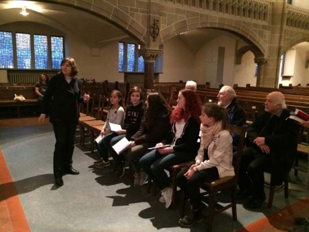 Pfarrerin Elke Rudloff, Senderbeauftragte für das ZDF, bereitet Gemeindemitglieder auf den Fernsehgottesdienst vor. © Stefan Wolf