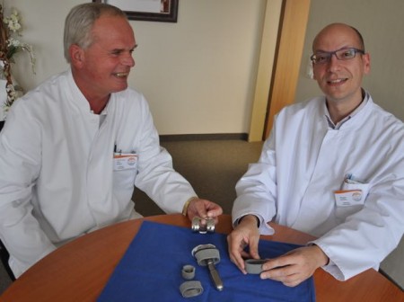 Chefarzt Prof. Rolf Haaker (li.) und Oberarzt Dr. Dragan Jeremic setzen bei Wechseloperationen moderne Metallhülsen ein.