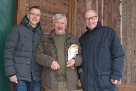 Zu Gast in der Vogelpflegestation für Greifvögel und Eulen von Wilfried Limpinsel (Mitte): Paderborns Landrat Manfred Müller (rechts) und der technische Dezernent des Kreises Paderborn Martin Hübner (links).